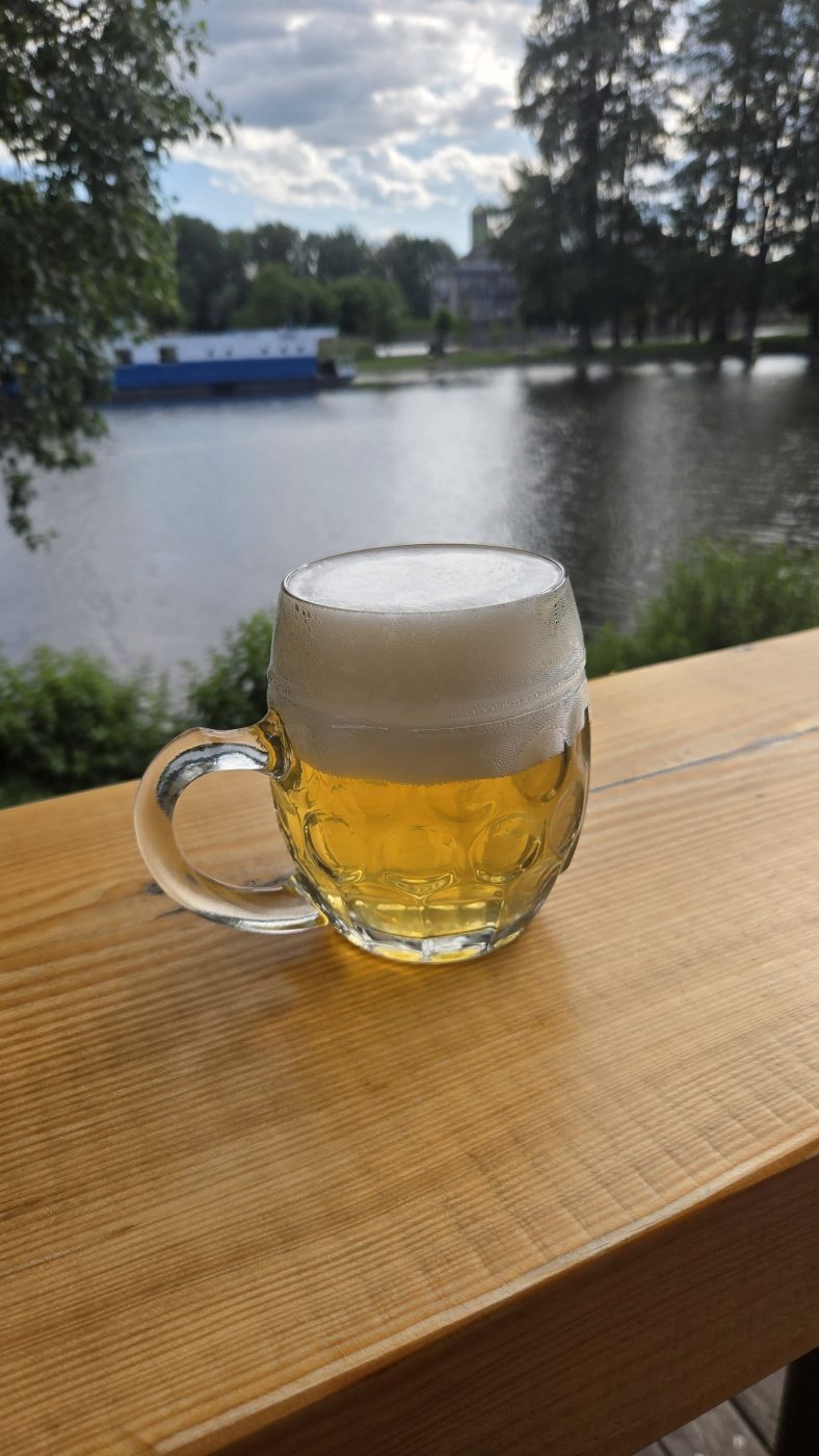 Čepované pivo se sklenicí u řeky Labe