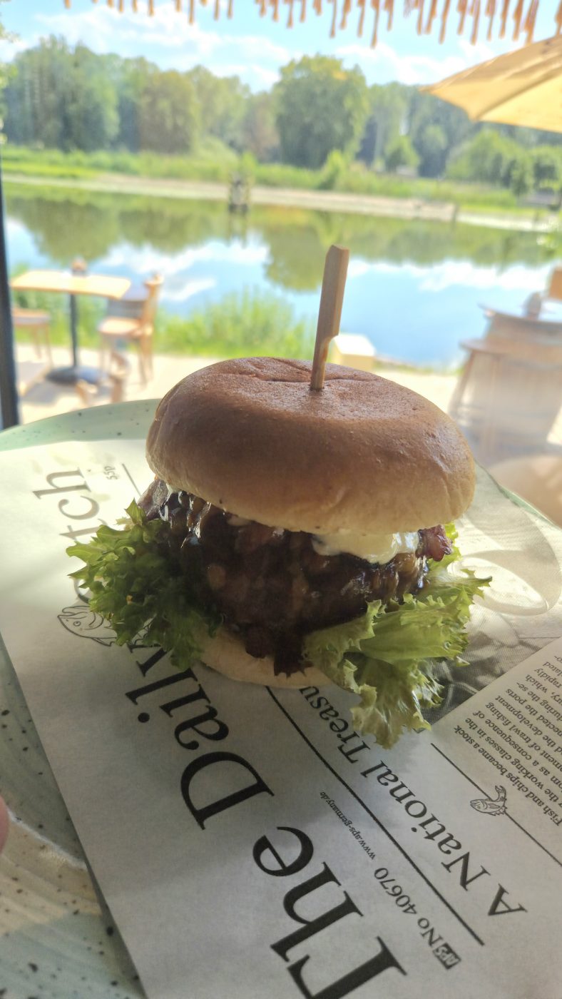 Hovězí burger s výhledem na řeku